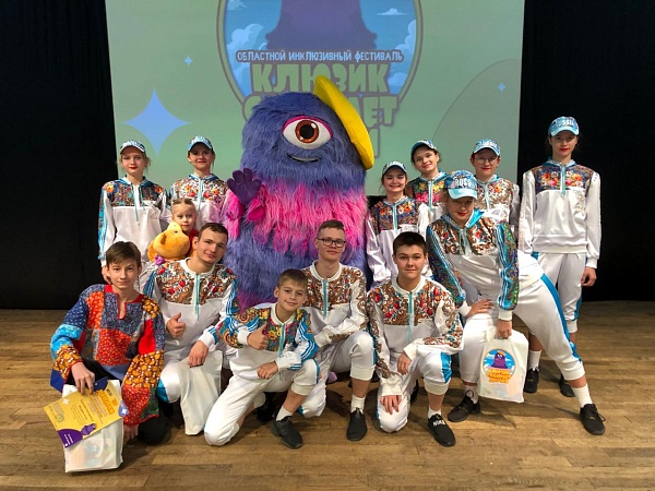 Концертная программа "Давай танцевать" ансамбля жестового пения "Колибри"